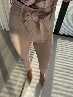 Spodnie materiałowe z eleganckim wiązaniem i wysokim stanem Elle beżowe